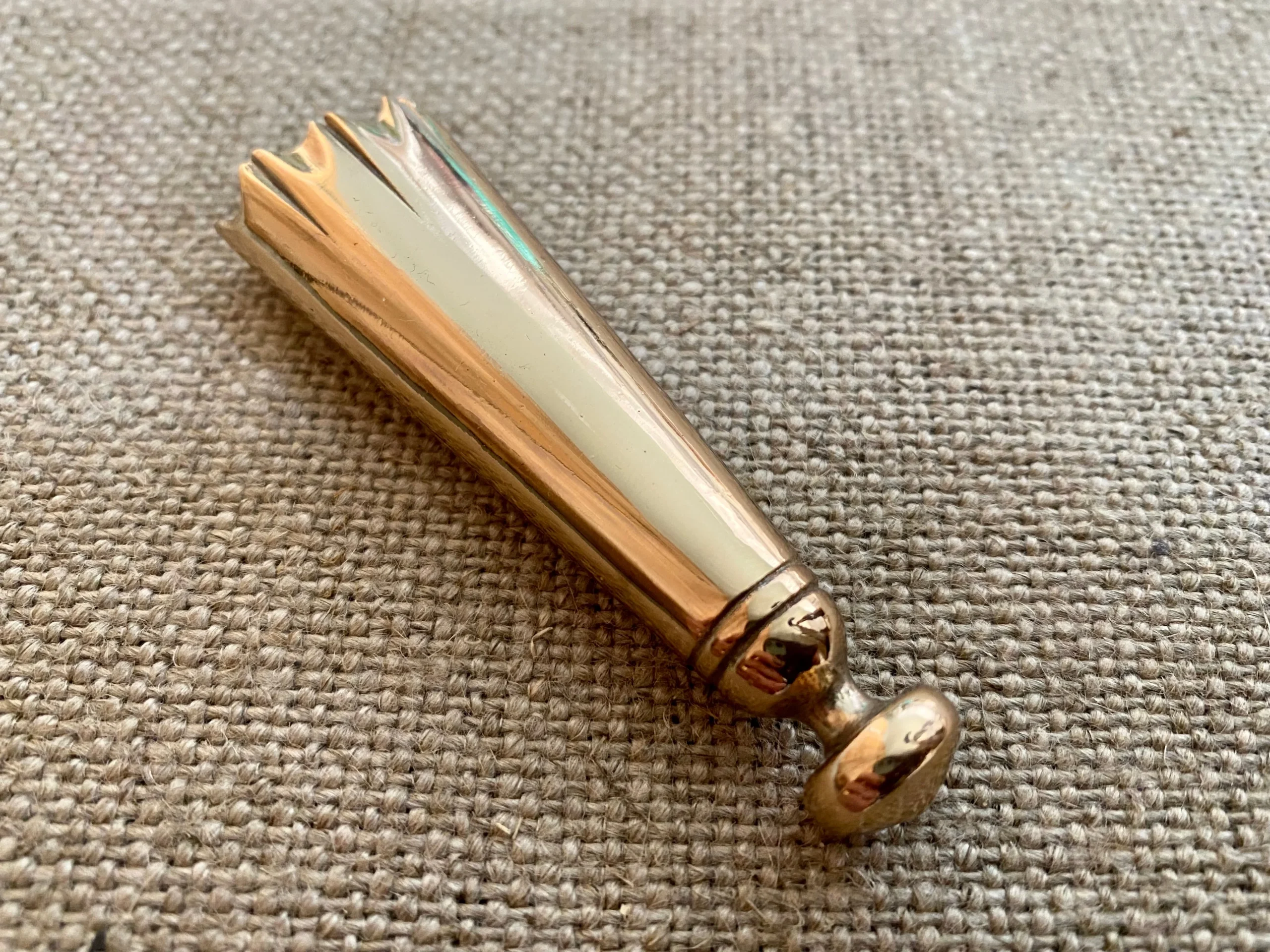 Dagger scabbard Chape 1